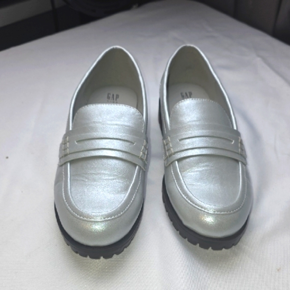 GAP Girl's Metallic‎ Silver Penny Loafers Slip-on Shoes Chunky Soles Sz 3 EUC